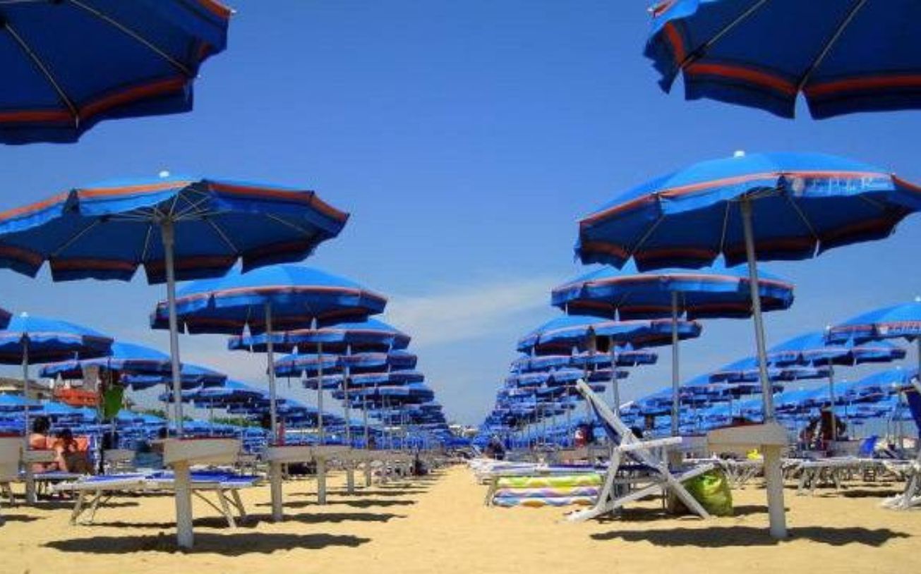 Stessa Spiaggia Stesso Mare Soliti Ritardi La Ragione