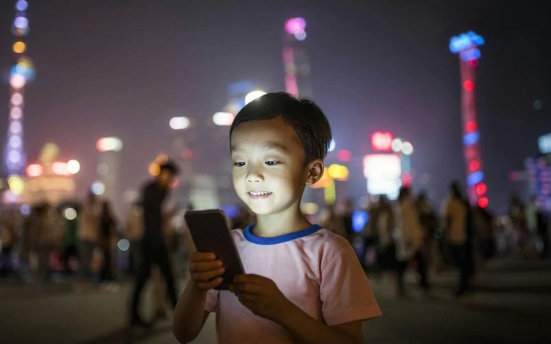 La Cina banna gli smartphone sotto i 18 anni