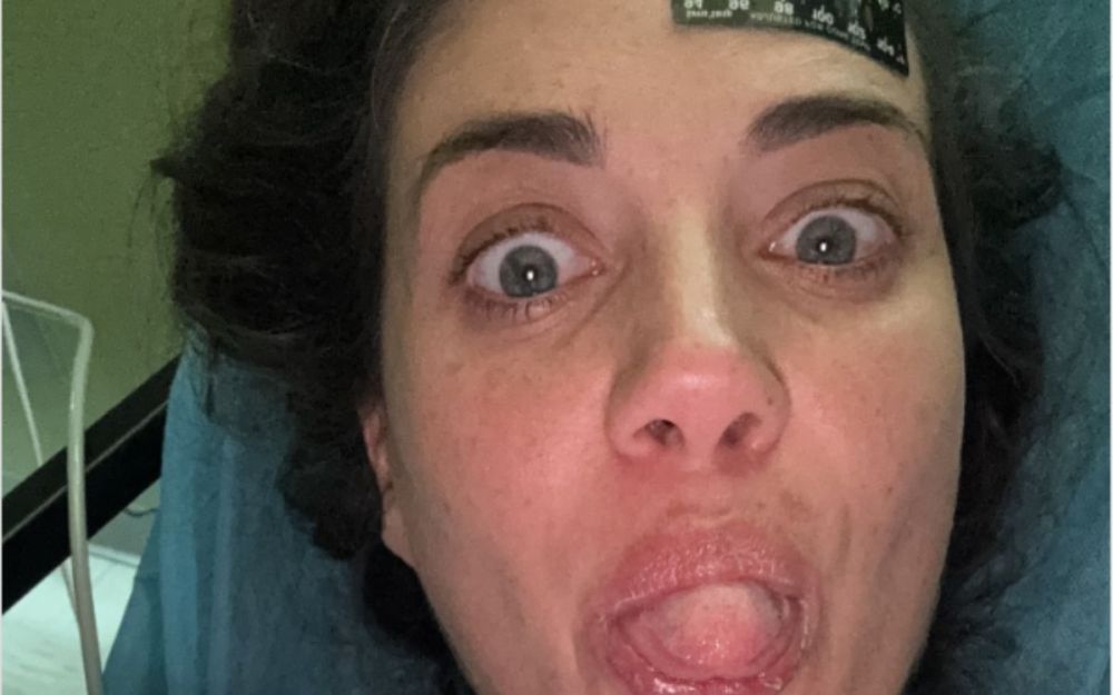 Eleonora Boi ironizza dopo essere stata morsa da uno squalo