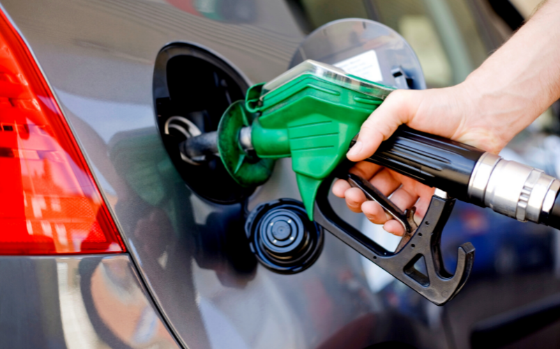 perché fare benzina costa di più