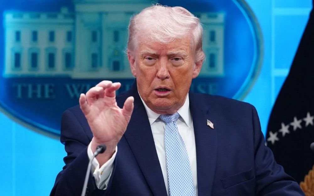 È un Donald Trump convinto dei mezzi americani e della sua capacità di annichilire l’Iran quello che ha parlato per un’ora e 39 minuti dal podio della James Brady Briefing Room della Casa Bianca. “Tutto il Paese potrebbe essere eliminato in una sola notte e questa notte potrebbe arrivare domani”, minaccia il presidente, che però lascia ancora aperta la porta ai negoziati con Teheran, che ritiene stiano andando bene. "Il nuovo regime è più smart e meno radicale. Ma noi non lo abbiamo fatto per il cambio per il regime - ribadisce, parlando al 38esimo giorno di guerra -. Non posso parlare del cessate il fuoco, ma vi dico che dall'altra parte abbiamo un interlocutore attivo e disponibile”. Allo stesso tempo, Trump conferma che l’ultimatum di martedì sera alle 20 (le due di notte di mercoledì in Italia, ndr) resta valido ed è pronto a colpire i ponti e le centrali energetiche del Paese, se un accordo non arrivasse in tempo. “Dicono che non ho un piano, invece ho il piano migliore di tutti ma non lo dico ai media”, sostiene, rivelando che tutte le infrastrutture iraniane potrebbero essere distrutte in meno di quattro ore dopo la scadenza dell’ultimatum. “Ogni ponte in Iran sarà decimato entro la mezzanotte di domani, ogni centrale elettrica in Iran sarà fuori uso, in fiamme, esploderà e non sarà mai più utilizzabile. Intendo una demolizione totale entro la mezzanotte, e tutto ciò avverrà nell'arco di quattro ore. Se volessimo. Ma non vogliamo che accada", assicura il presidente. Che poi, inasprendo le sue minacce di devastare l'Iran se non riaprirà lo Stretto di Hormuz, aggiunge che se gli attacchi avessero luogo, Teheran impiegherebbe cent’anni a ricostruire tutto. Con al fianco il segretario alla Difesa Pete Hegseth, l’inviato speciale Steve Witkoff, il capo degli Stati maggior riuniti Dan Caine e il direttore della Cia John Ratcliffe, Trump parla a lungo della missione di recupero dei due avieri dispersi in Iran, che ha definito come una delle più complesse nella storia degli Stati Uniti. “La Cia è stata incredibile, è stato come trovare un ago in un pagliaio”, commenta. L’operazione di soccorso "storica" ha coinvolto oltre 170 aerei, 155 solo per il secondo salvataggio, e centinaia di persone, sebbene “gran parte di essa fosse uno stratagemma” volto ad allontanare le forze iraniane dal pilota, rivela. E aggiunge che l'F-15E dell'Aeronautica militare statunitense è stato abbattuto venerdì scorso da un singolo missile spalleggiabile. Durante la conferenza stampa, alla quale hanno presenziato alcuni dei membri della famiglia Trump come sua figlia Tiffany e il secondogenito Eric, Trump ribadisce l’importanza di riaprire lo Stretto di Hormuz. “È una priorità molto grande”, afferma, scartando poi l’ipotesi che Teheran possa imporre un pedaggio alle navi che attraversano l’importante via marittima: “Che ne dite se fossimo noi a riscuotere i pedaggi? Preferirei fare questo piuttosto che lasciarli a loro. Perché non dovremmo? Siamo noi i vincitori. Abbiamo vinto. D'accordo? Loro sono militarmente sconfitti”. Per il presidente, qualsiasi accordo deve includere la riapertura dello Stretto. Sempre in giornata, durante un evento alla Casa Bianca, aveva detto che una proposta avanzata da altri Paesi come il Pakistan per un cessate il fuoco di 45 giorni “è un passo significativo, ma non è ancora abbastanza”. “Dobbiamo raggiungere un accordo che sia accettabile per me, e parte di tale accordo sarà la richiesta di libero transito per il petrolio e per ogni altra cosa”, ha dichiarato. Durante la conferenza, il presidente è tornato a criticare duramente gli alleati degli Stati Uniti, accusandoli di non averli aiutati in questa guerra – al contrario dei paesi del Golfo Persico – e nominandoli uno per uno. “Il Giappone non ci ha aiutato, l'Australia non ci ha aiutato, la Corea del Sud non ci ha aiutato, e poi si arriva alla Nato: la Nato non ci ha aiutato”, ha detto. Iran