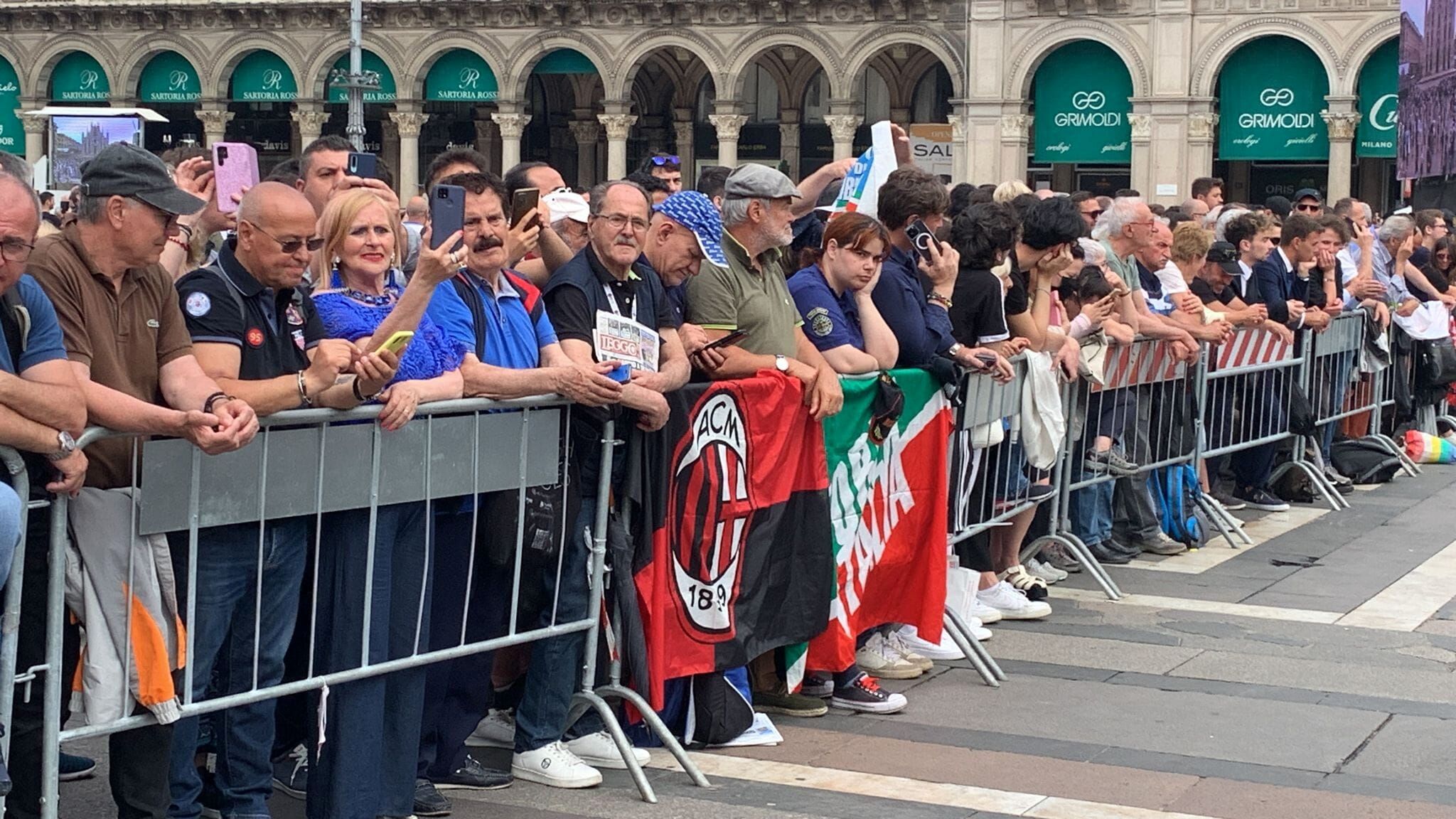 Persone in attesa funerali Berlusconi