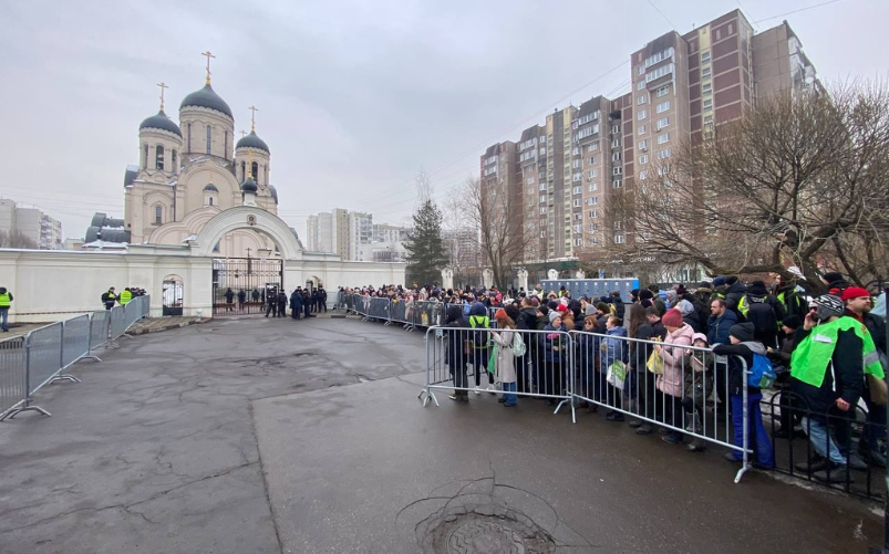 Centinaia di persone al funerale di Navalny