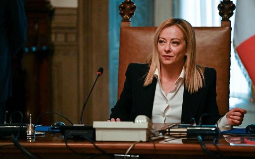 Giorgia Meloni e l'inutile crociata sugli articoli