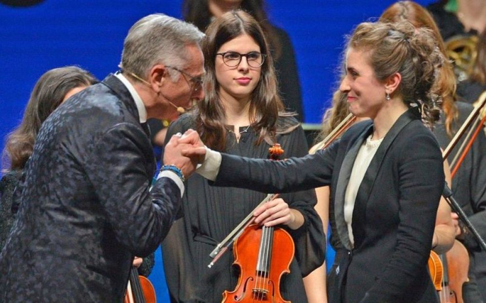 Paolo Bonolis e direttrice d'orchestra