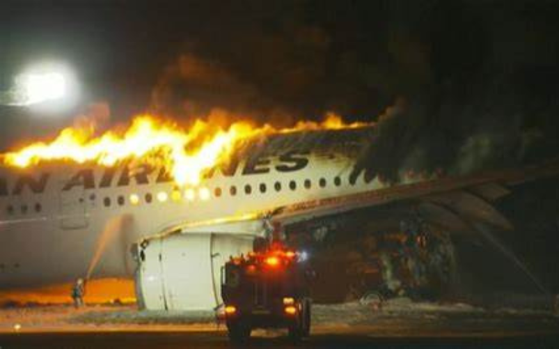 Aereo prende fuoco a Tokyo