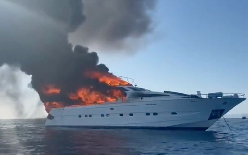Yacht di lusso prende fuoco