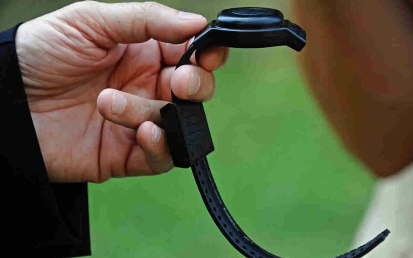 Il guasto del braccialetto elettronico