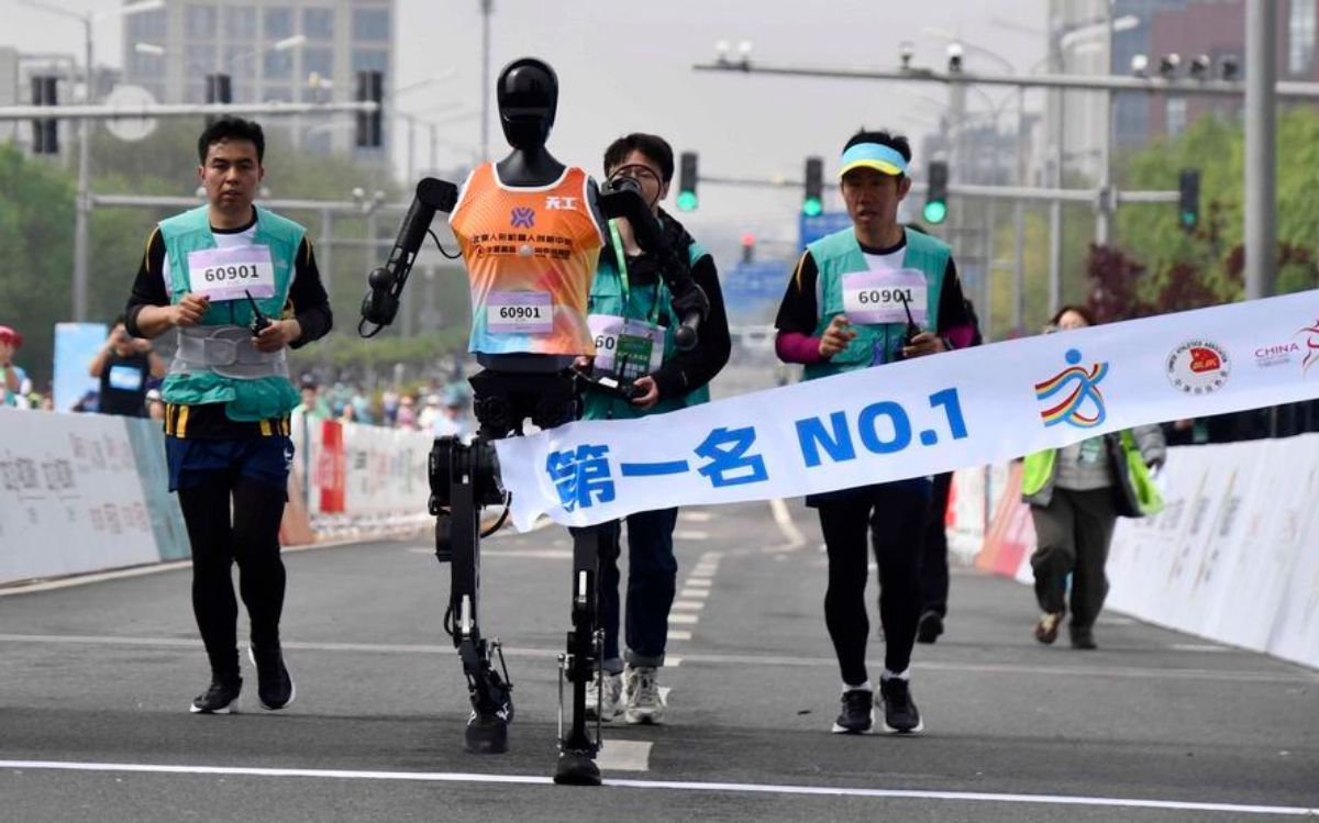 La prima mezza maratona al mondo di robot umanoidi