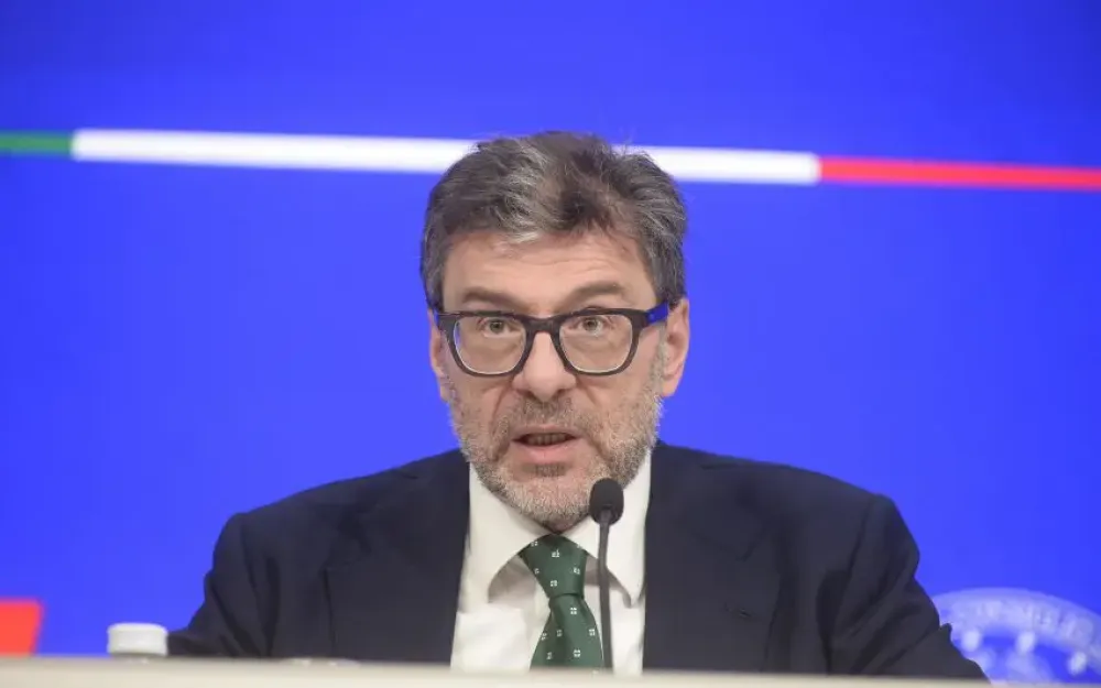 Giorgetti “Se la crisi perdura valutare sospensione del patto di stabilità”