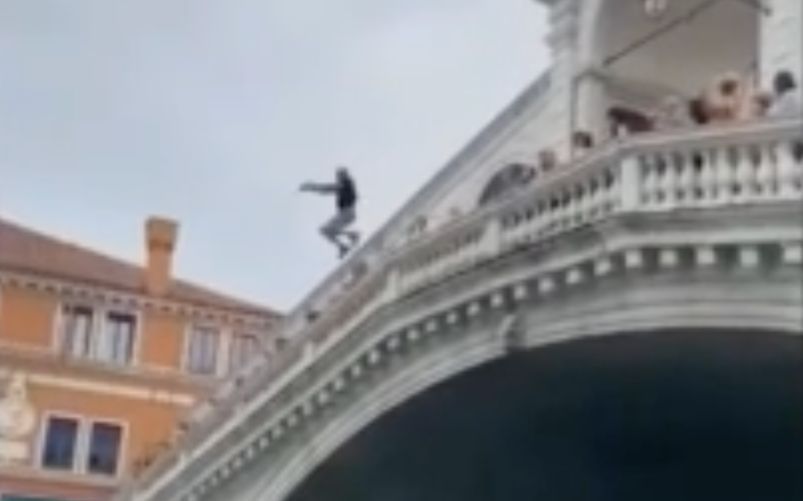 Uomo si tuffa dal Ponte di Rialto