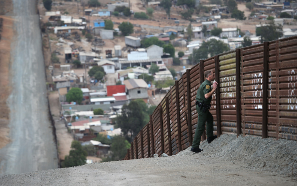 Bambino abbandonato al confine Stati Uniti Messico