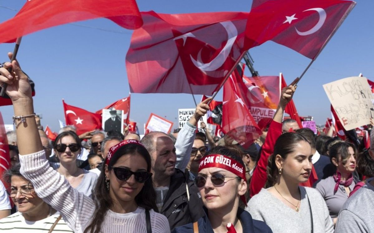 Istanbul migliaia di persone manifestano per Imamoglu