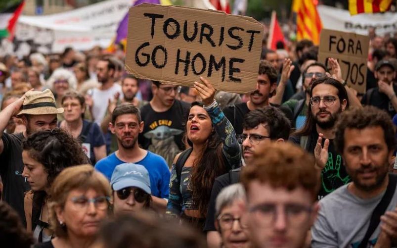 Barcellona contro turismo di massa
