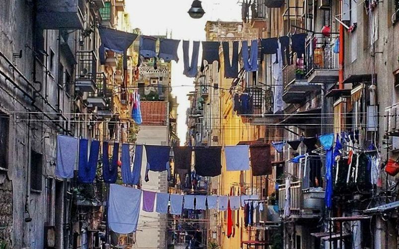 divieto stendere panni a napoli