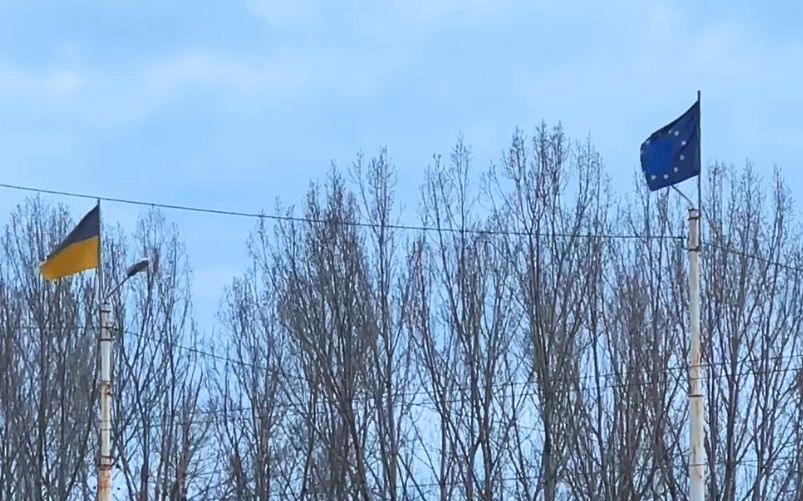 Stendardi Ucraina e Unione Europea