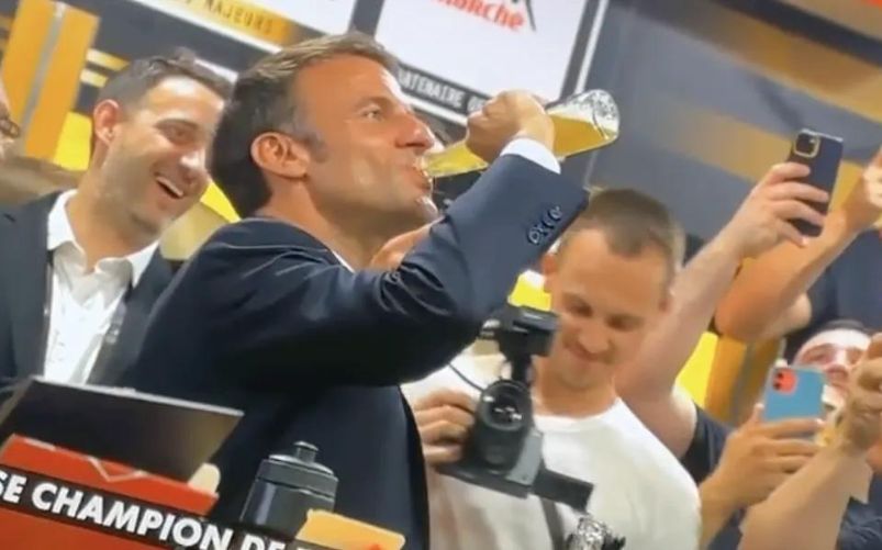 Macron beve un birra in 17secondi dopo un match di rugby