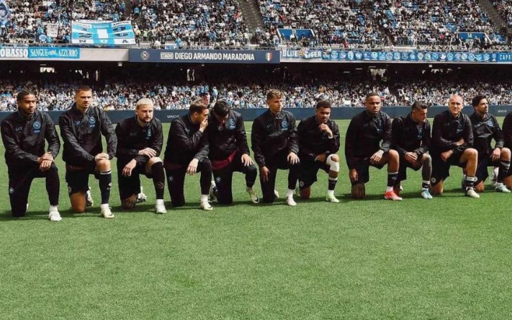Giocatori del Napoli si inginocchiano