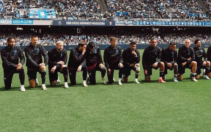 Giocatori del Napoli si inginocchiano