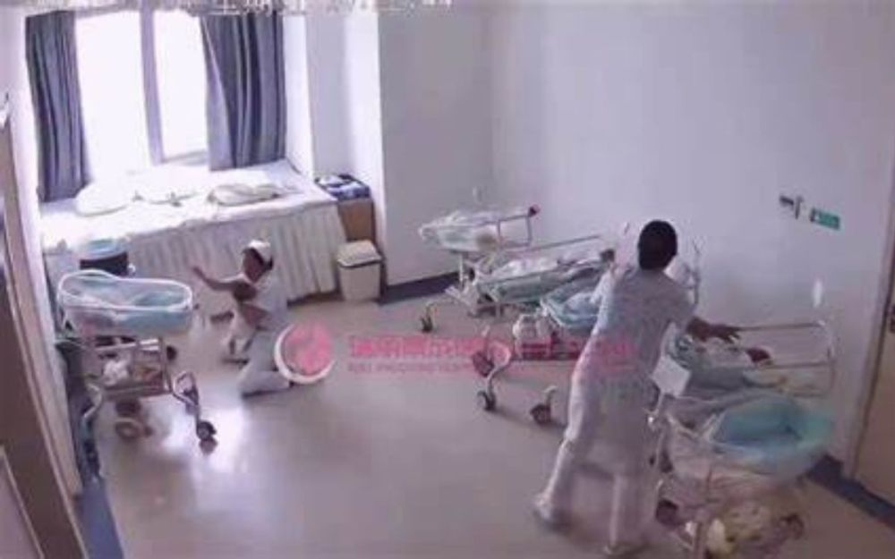 Infermiere proteggono neonati durante il terremoto in Myanmar