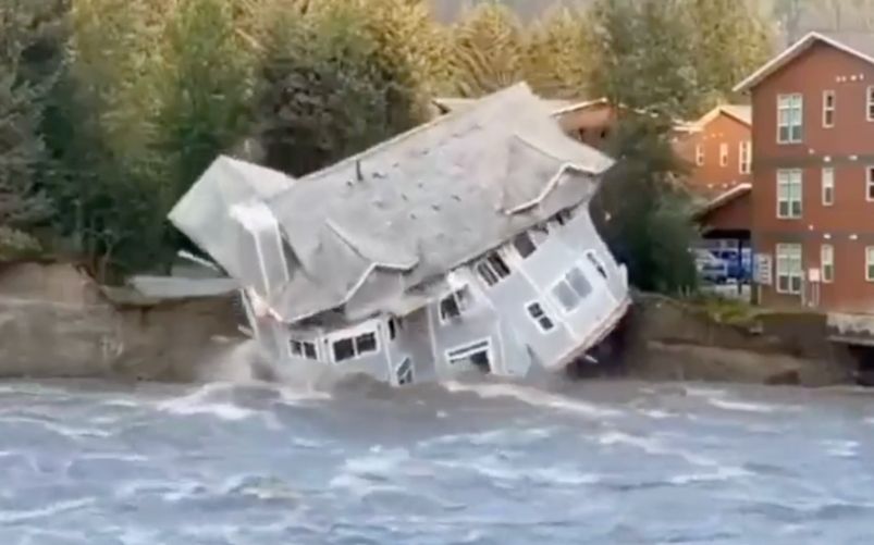 Alaska casa crolla nel fiume