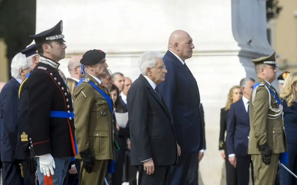 25 Aprile, Mattarella depone corona di alloro all’altare della Patria