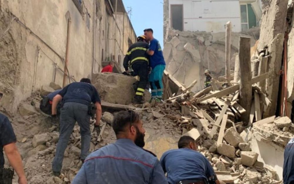 Torre del Greco Napoli crolla una palazzina di tre piani