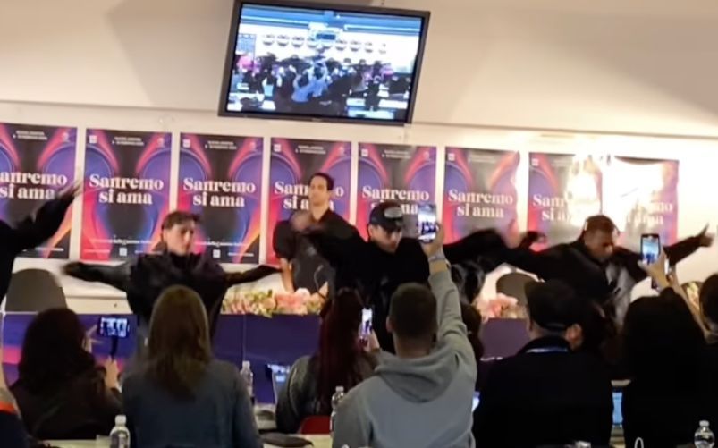 Il ballo a sorpresa di Mahmood in sala stampa