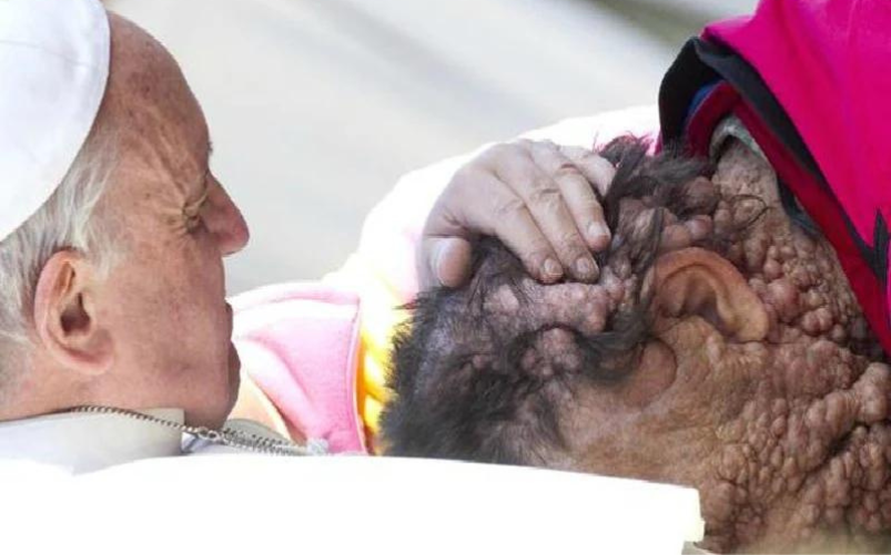 Addio a Vinicio Riva, l'abbraccio con il Papa