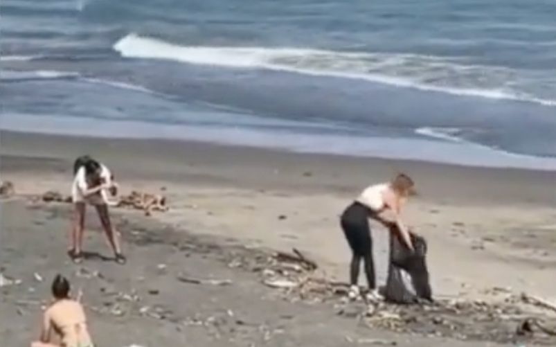 Influencer finge di pulire la spiaggia