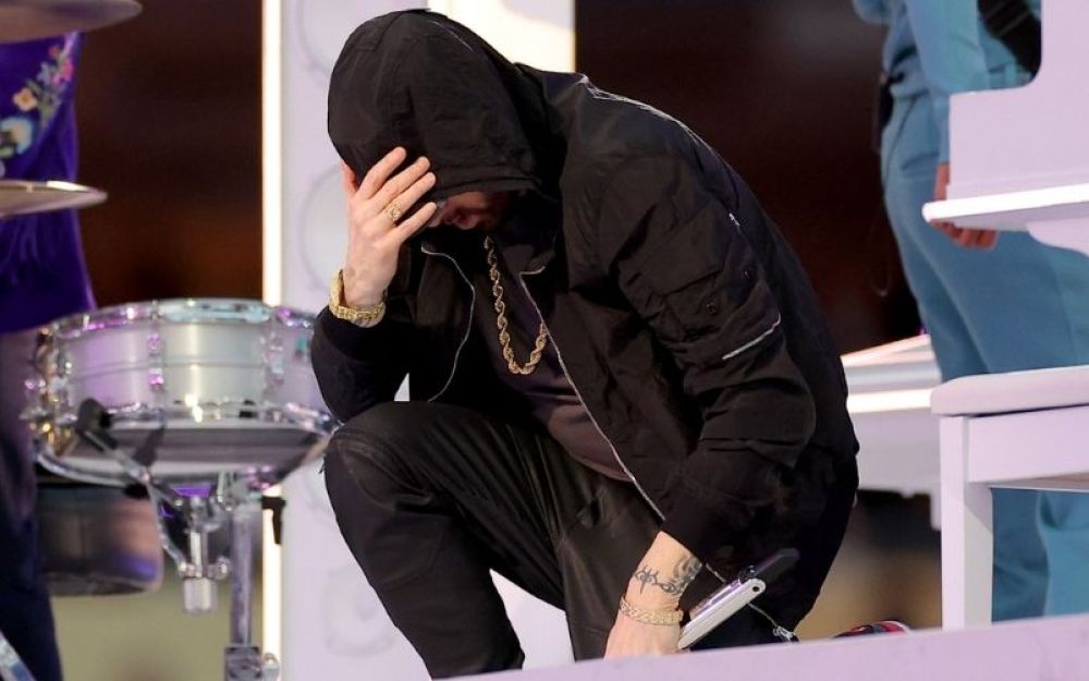 Eminem si inginocchia