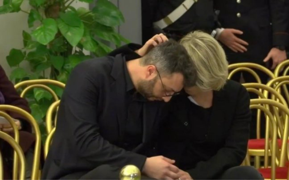 Maria De Filippi consola il figlio Gabriele