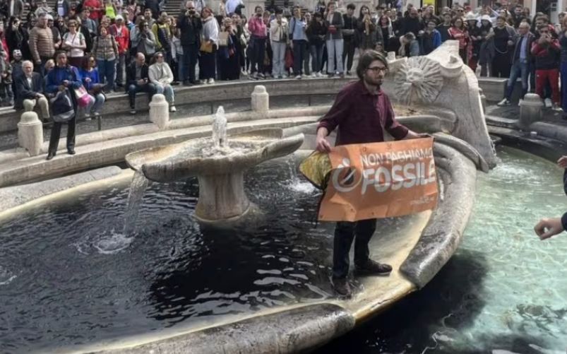 Blitz di Ultima Generazione in Piazza di Spagna