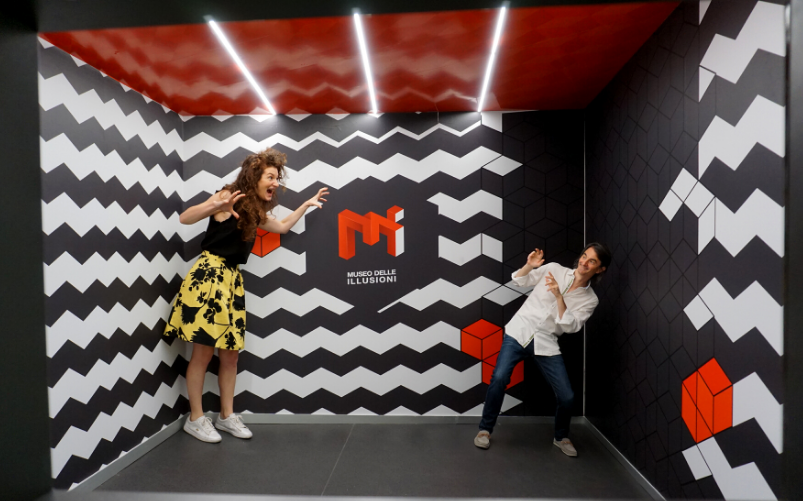 Museo delle Illusioni Milano - The draw and giant room - La stanza del nano e del gigante