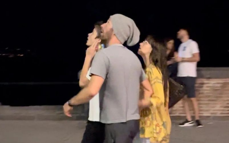 Chris Martin passeggia a Napoli