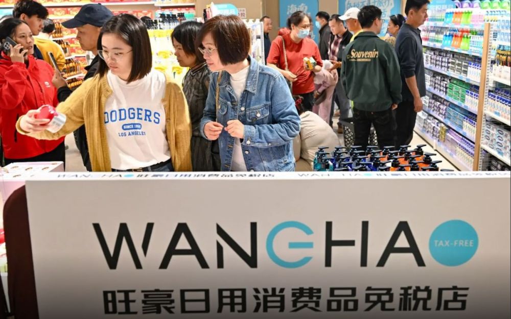 Cina, nell’isola di Hainan boom di acquisti nei nuovi negozi duty free