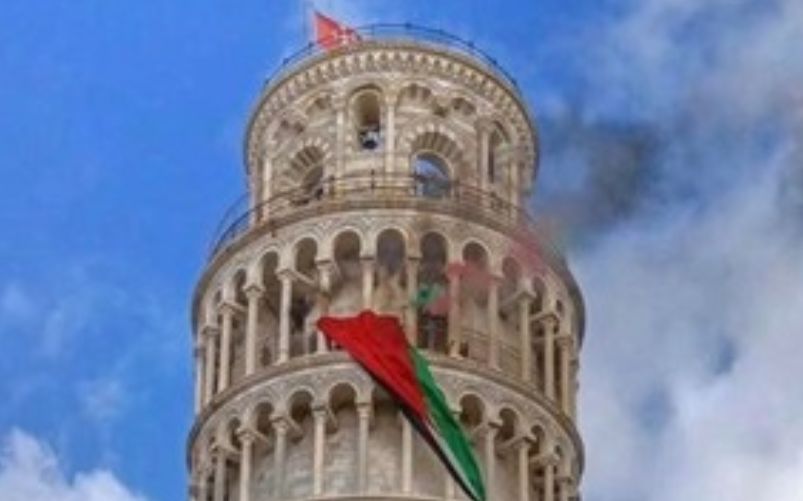 Torre di Pisa stendono bandiera Palestina