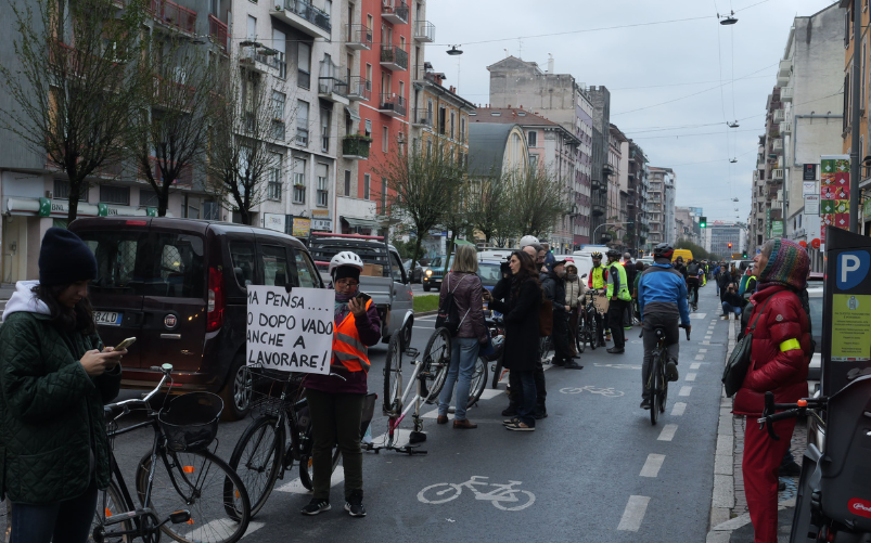 Flash mob ciclisti Milano Viale Monza