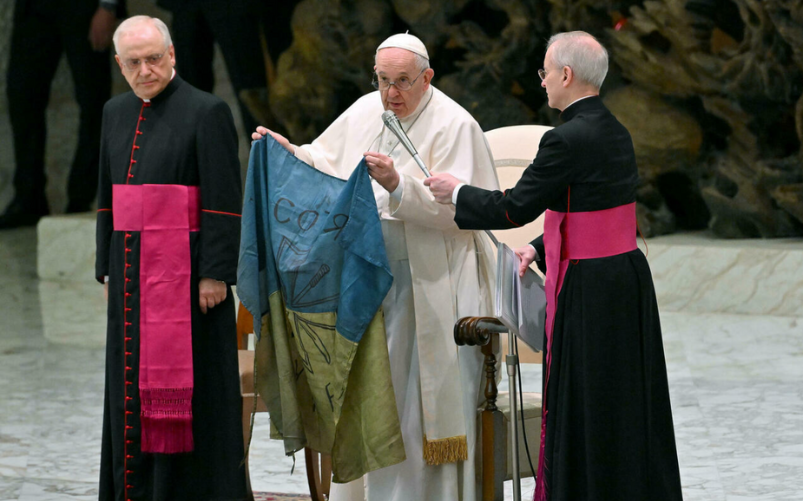 Papa Francesco con la bandiera ucraina