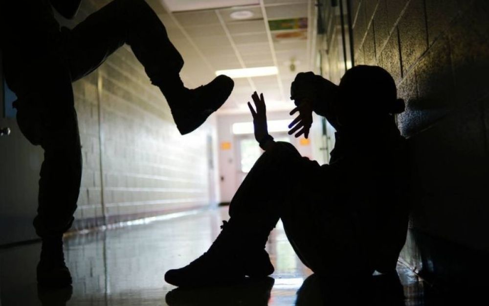 Ragazzi e adulti violenti