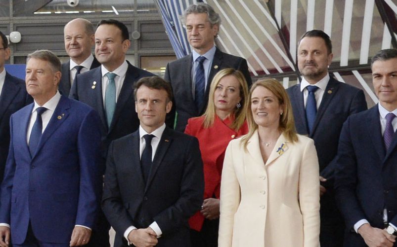 Macron e Meloni e la diplomazia della sedia