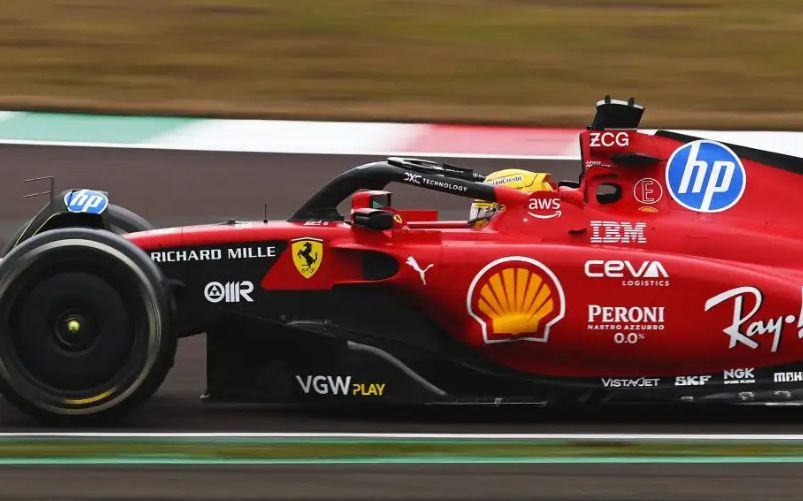 Hamilton guida la Ferrari