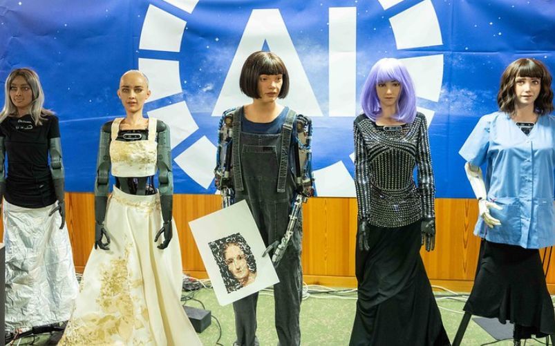 La conferenza stampa dei robot