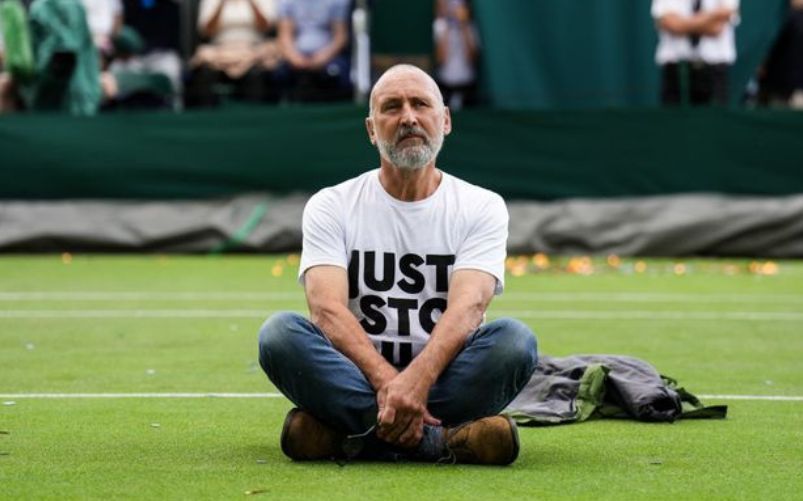 Ambientalisti interrompono match di tennis