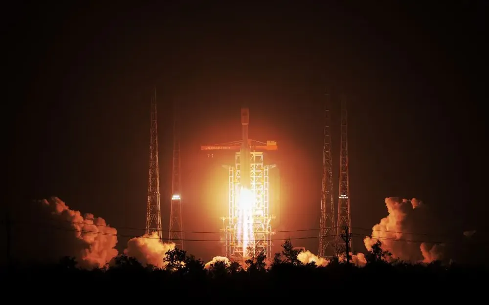 Cina, il razzo Long March-8 invia nello spazio nuovi satelliti Internet