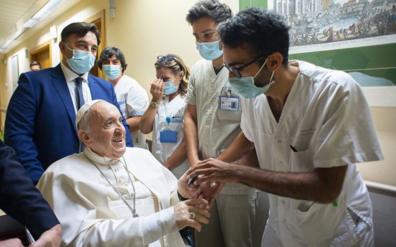Papa Francesco lascia il policlinico Gemelli