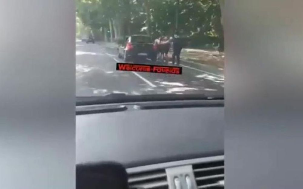 n 3 sui pattini agganciati all'auto
