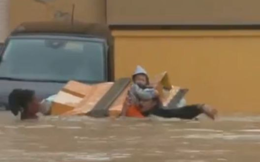 Cesena, bimba tratta in salvo dai passanti