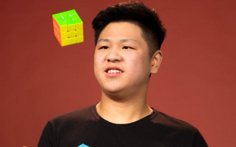 risolve il cubo di Rubik in 3 secondi