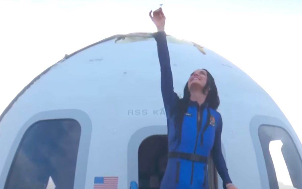 Bezos apre la capsula del razzo spaziale Blue Origin missione compiuta
